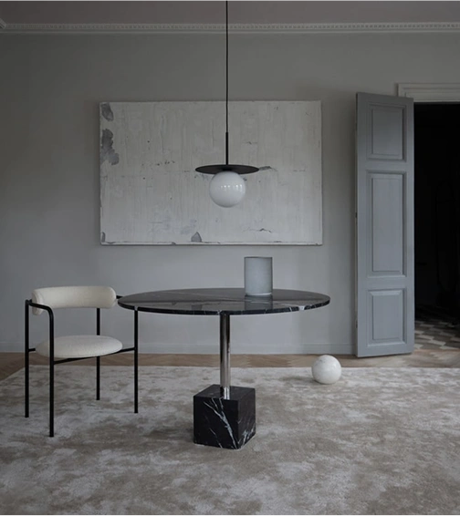 minimalistisch-modernes-interieur-schwarzer-marmortisch