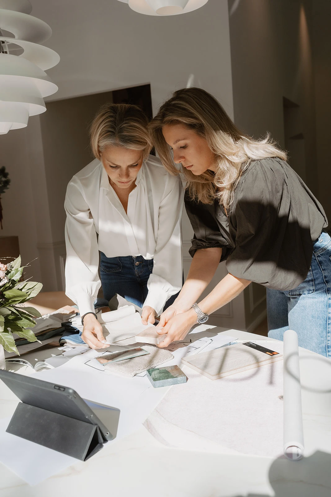 beratung-materialien-tisch-frauen-muster-moodboard