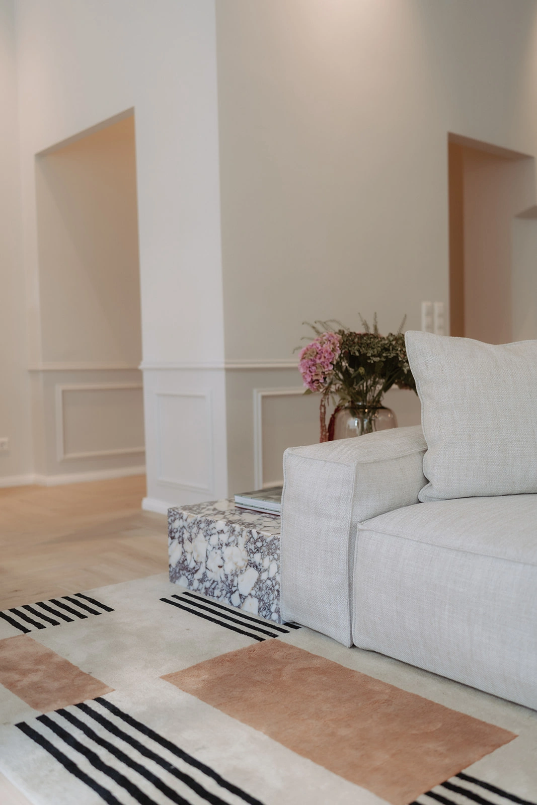 detail-sofa-teppich-marmortisch-blumen