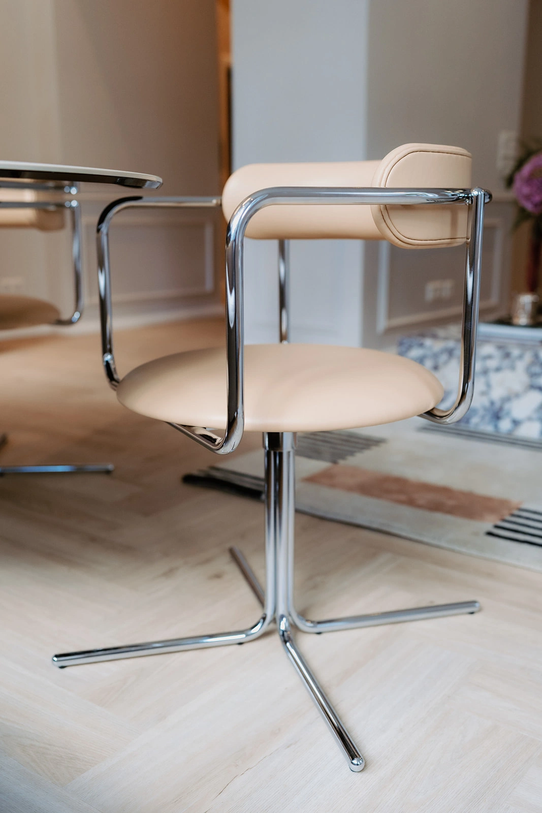 detail-stuhl-leder-chrom-hellbeige