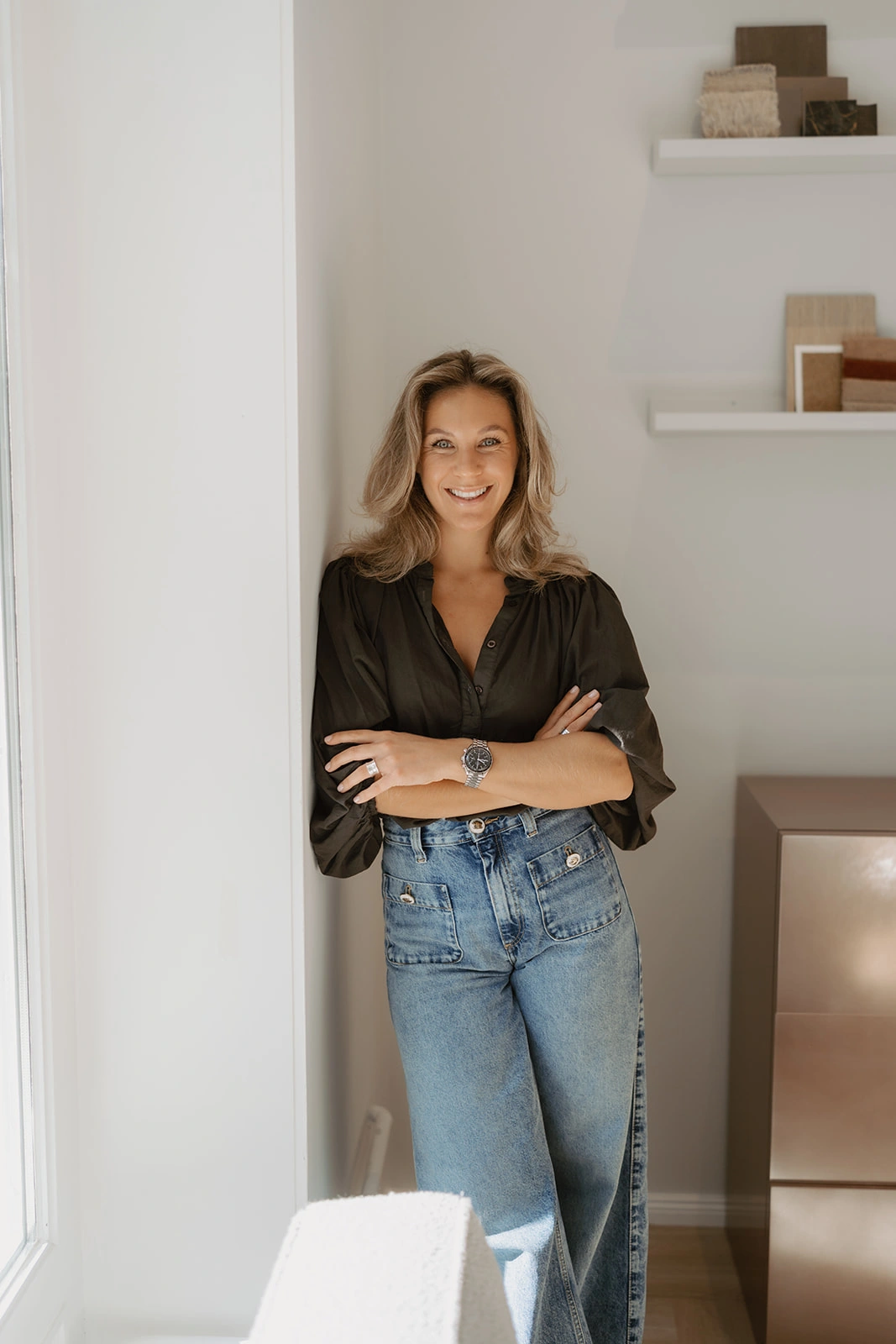 frau-blond-laecheln-weißes-top