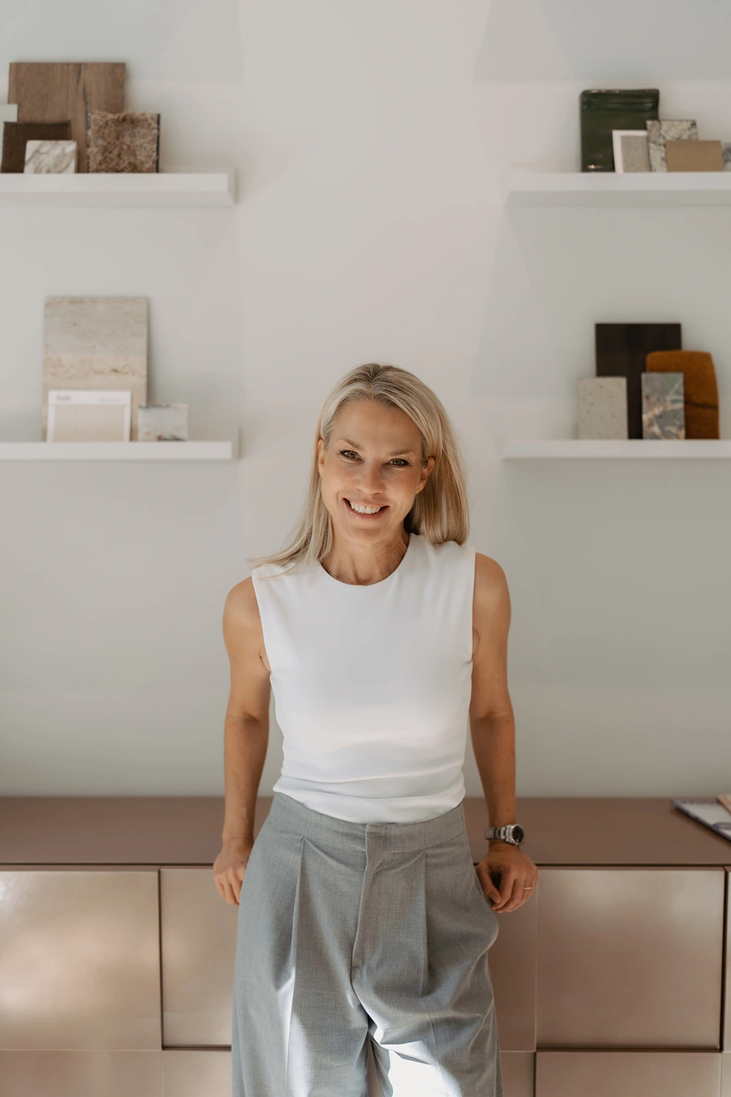 frau-blond-portrait-bluse-laecheln