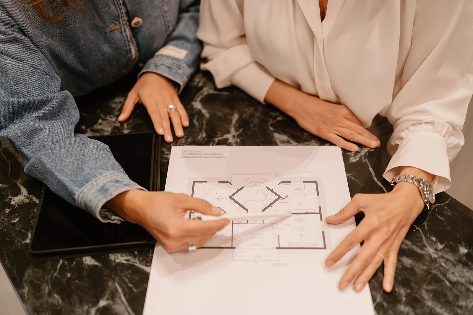 haende-grundriss-tisch-stift-besprechung