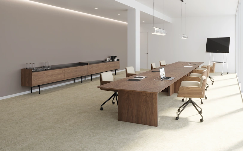 konferenz-büro-raum-schreibtisch-stühle-holz-lampen