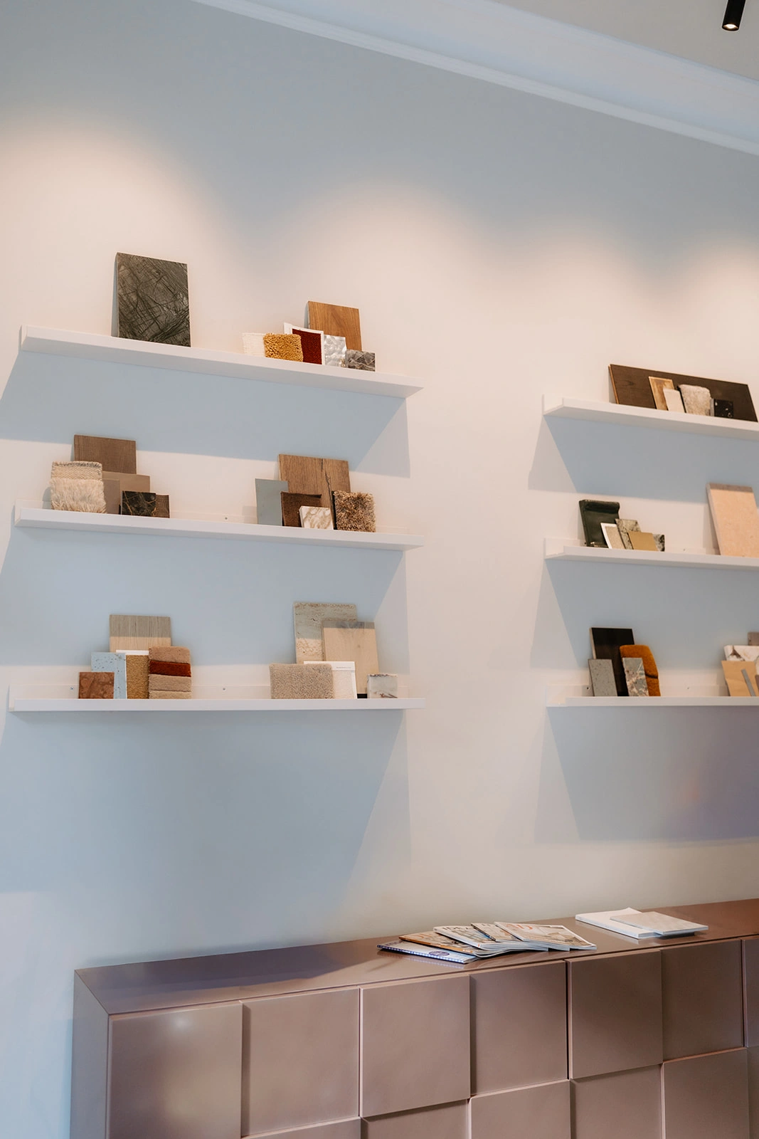 musterwand-material-moodboard-sideboard-rosa