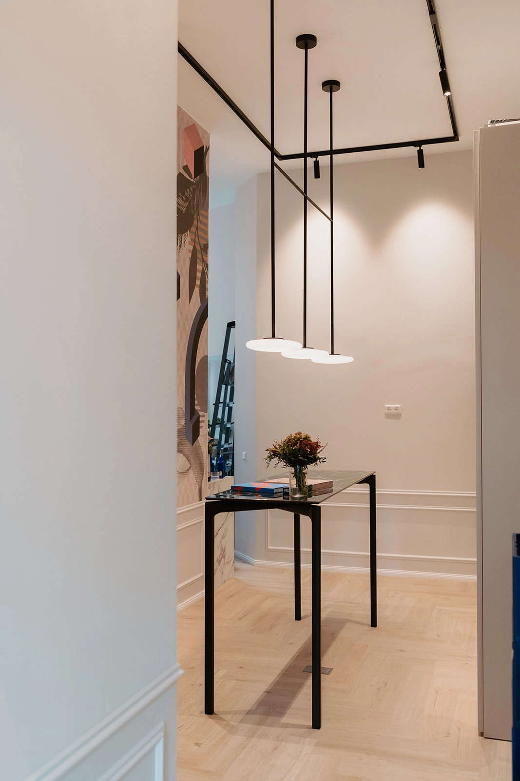 raum-hoher-tisch-tapet-lampe-schrank