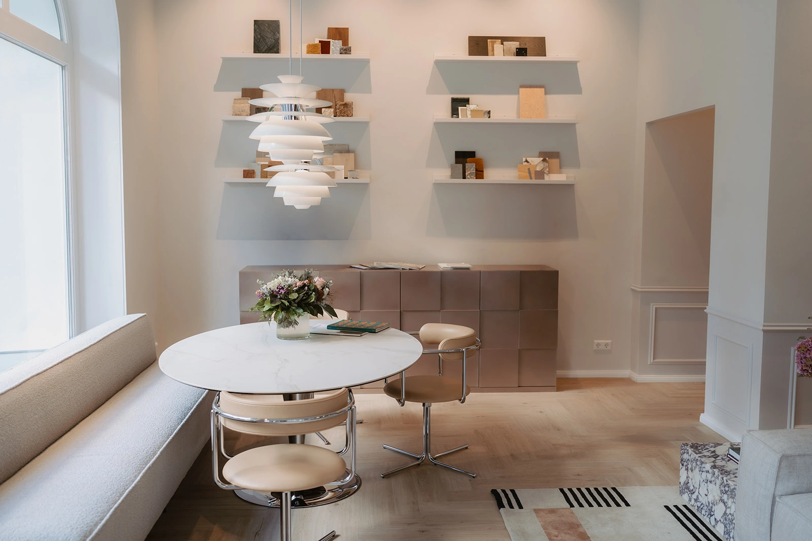 showroom-raum-wand-tisch-stuhl-lampe-moodboard