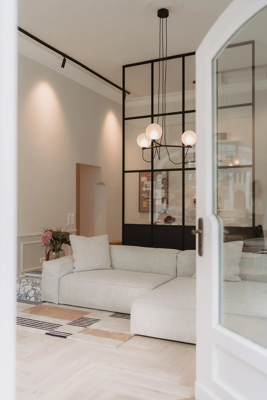 showroom-sofa-teppich-leuchte-marmortisch-blumen-eingang