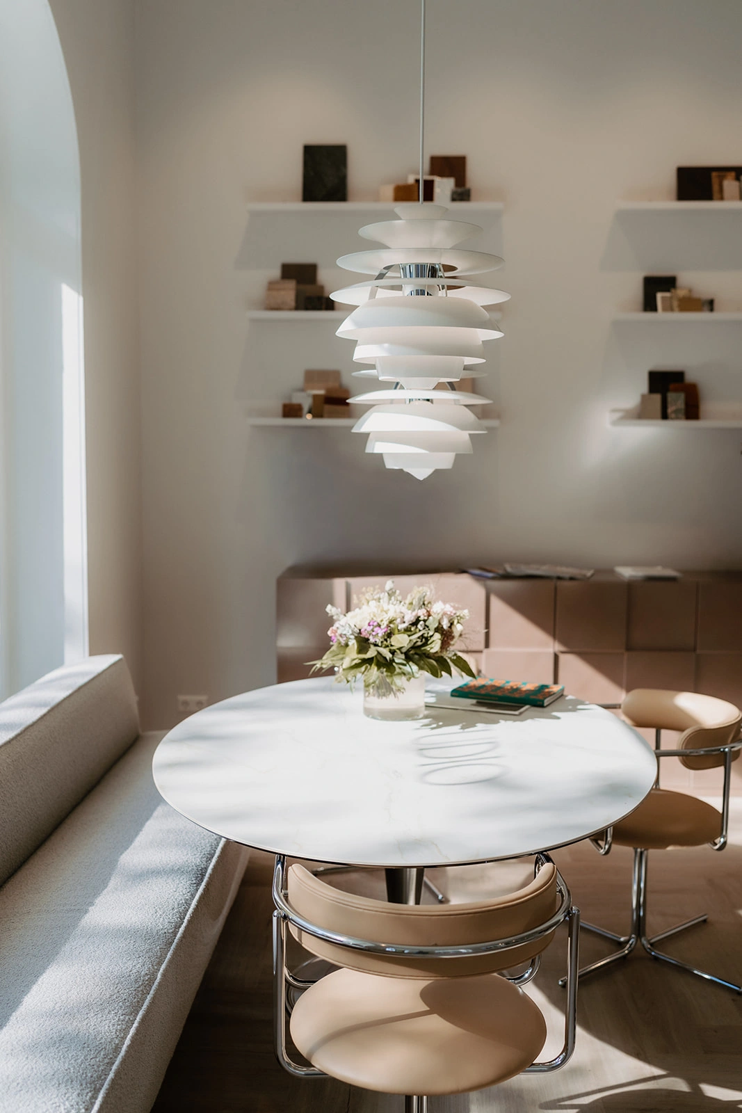 showroom-tisch-stuehle-lampen-licht