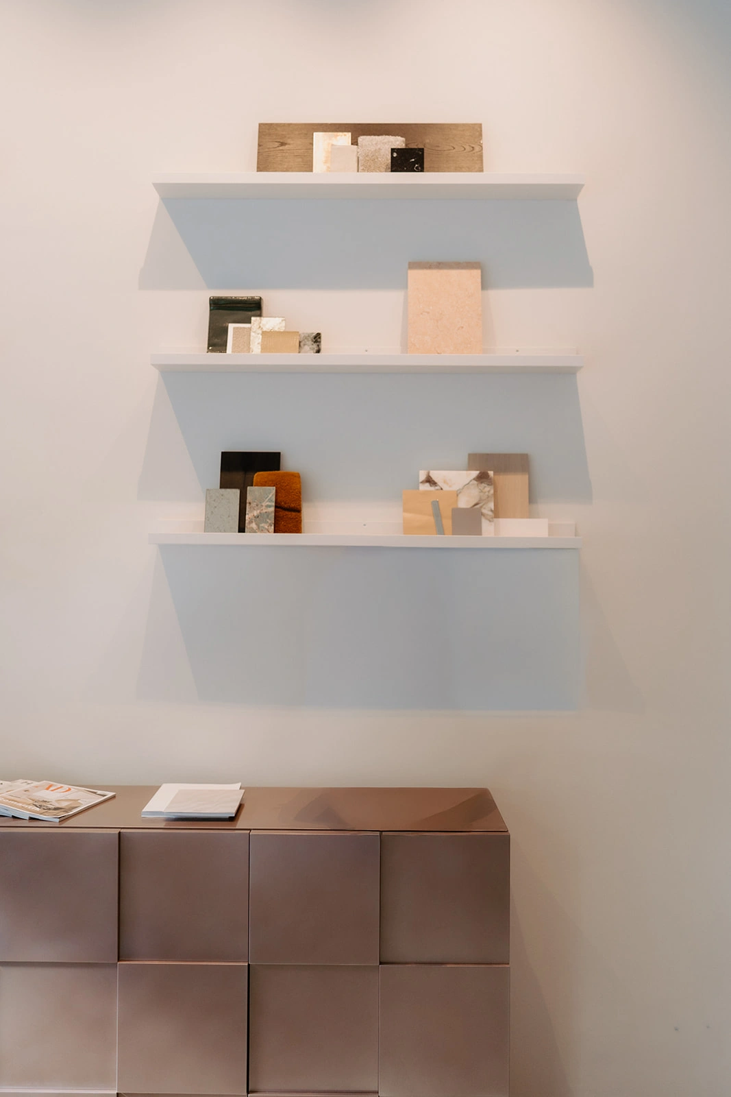 sideboard-metall-rosa-wandregale-materialien-muster-holz-stoff