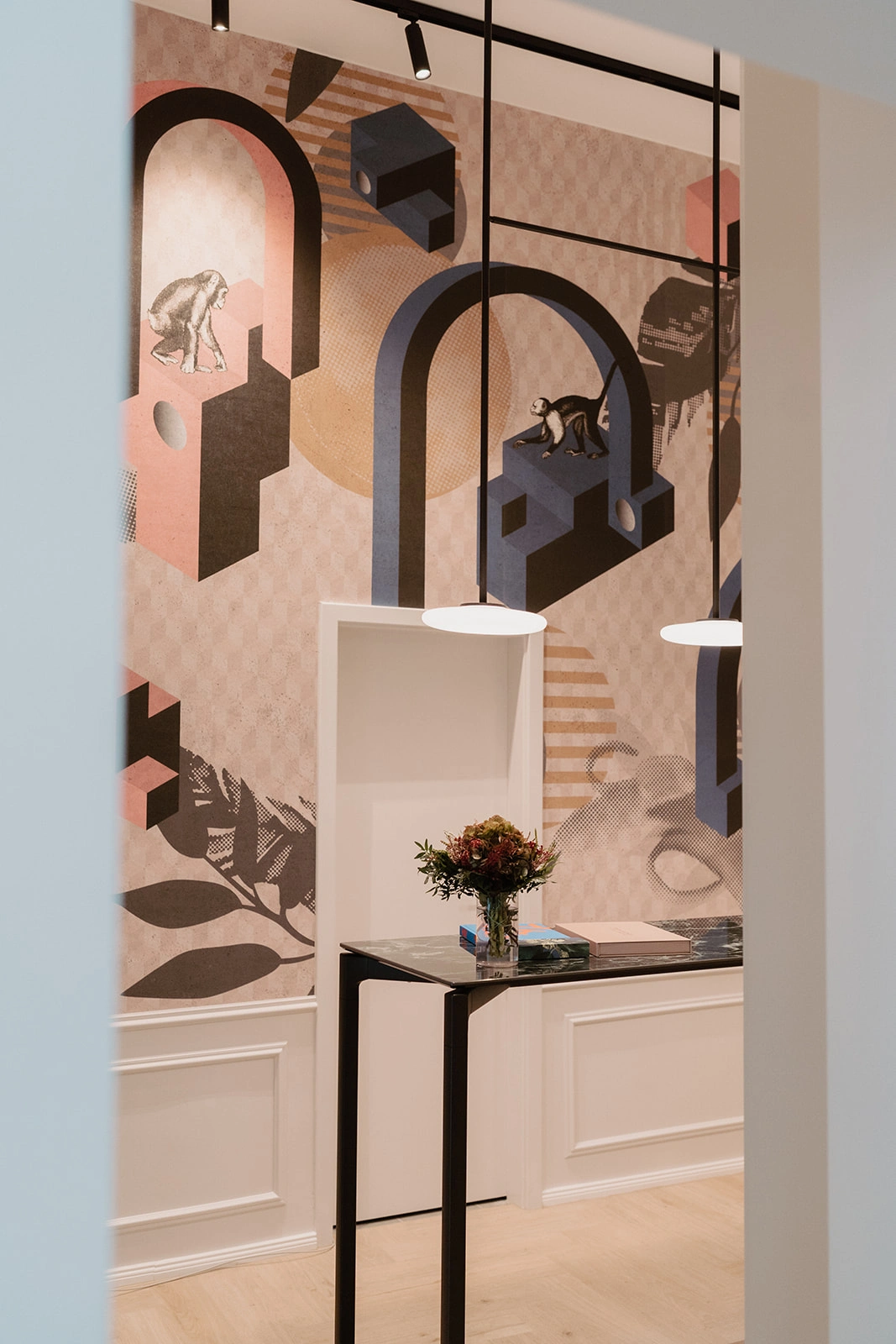 tapete-tür-tisch-rosa-blau-wandleisten