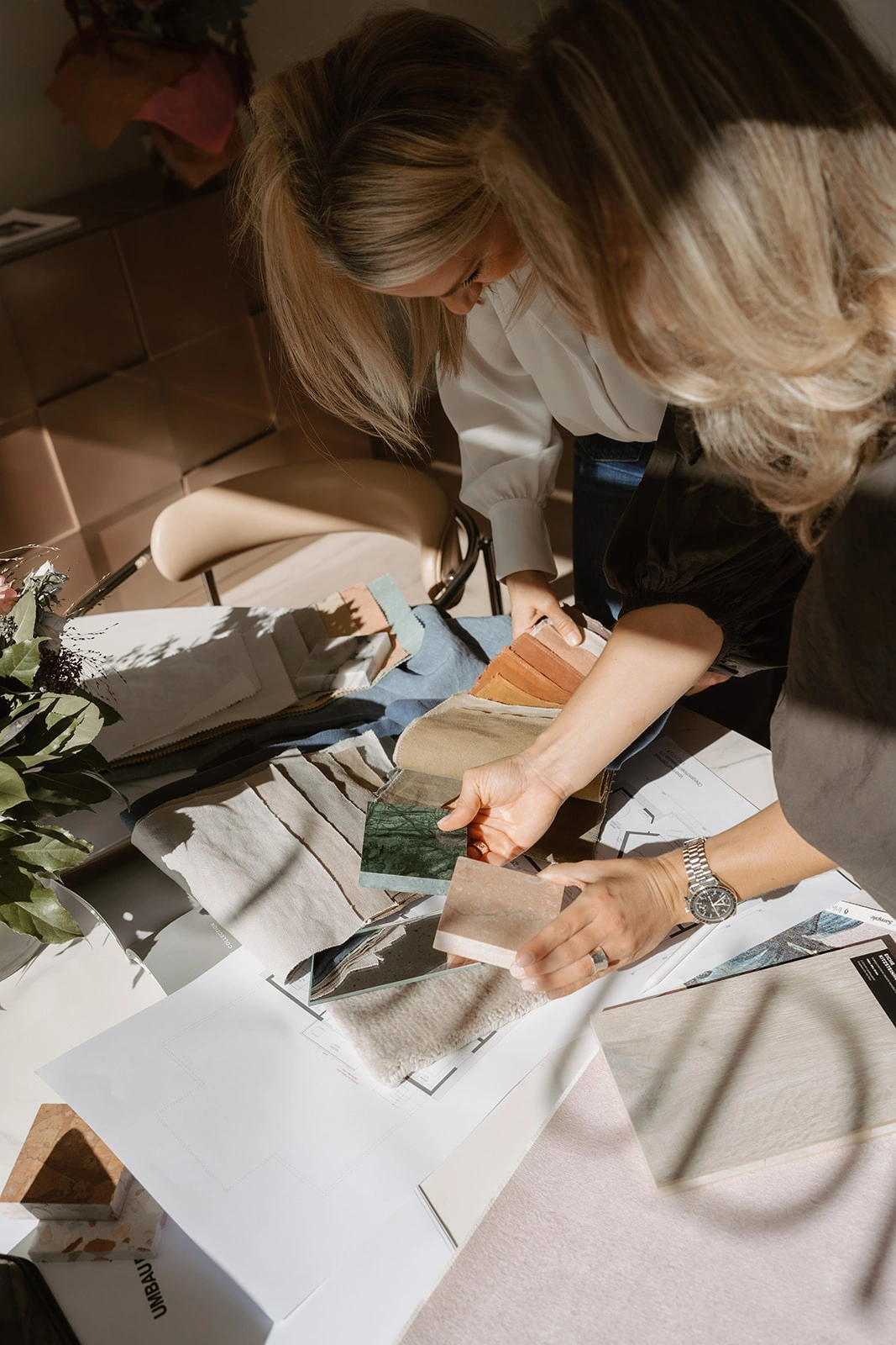 tisch-materialien-haende-stein-stoff-grundriss-moodboard