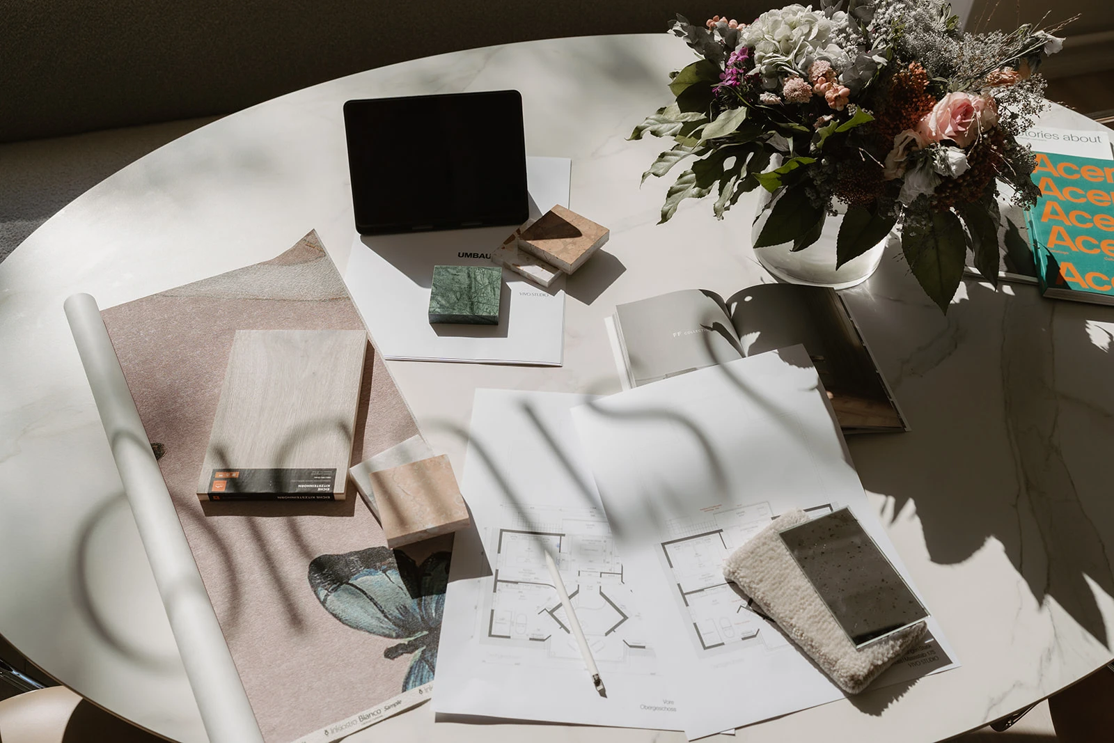 tisch-materialien-stoffe-holz-blumen-tablet-grundriss