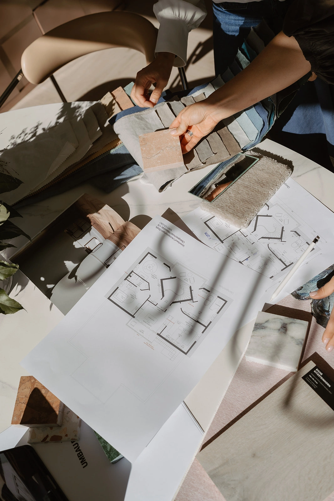 tisch-moodboard-material-grrundriss-stein-stoff