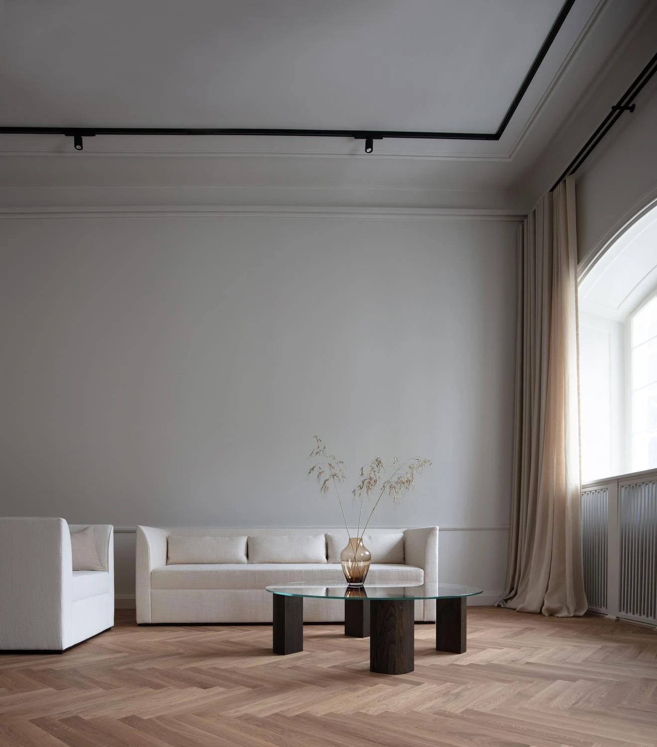 wohnzimmer-sofa-tisch-vorhang-parkett